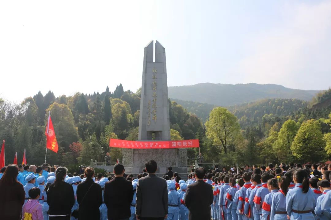 在卢德铭烈士陵园开展清明祭扫活动 完善基础设施,打造宜居秀美乡村