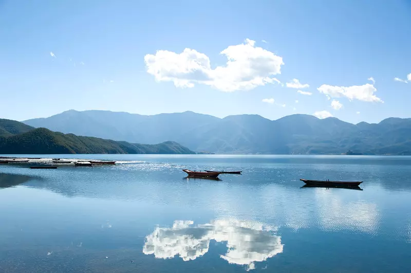 by 图虫 黄团团儿 看远处的山倒映在湖面上,哪还分得清天和地.