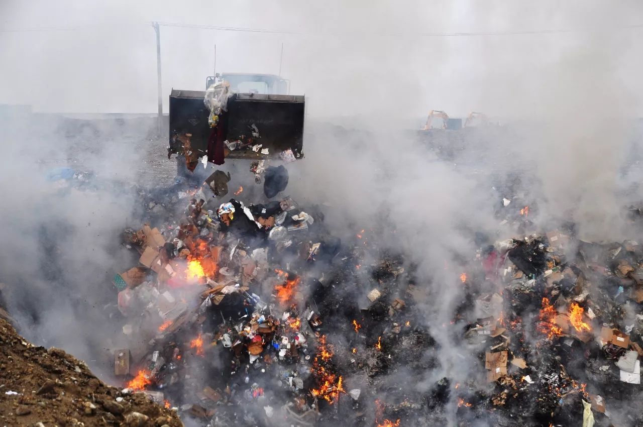 不可回收垃圾焚烧造成严重环境污染