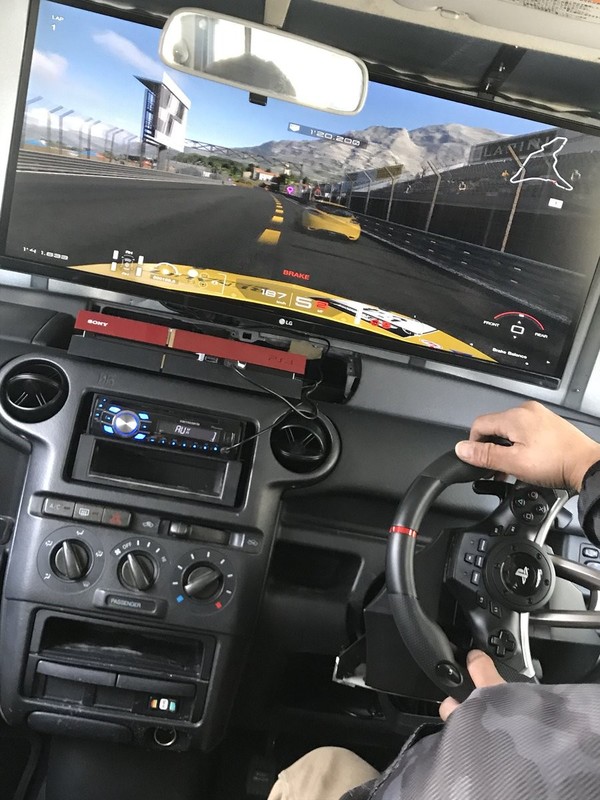 日本玩家把私家车改造成游戏机 能玩游戏 还能开车
