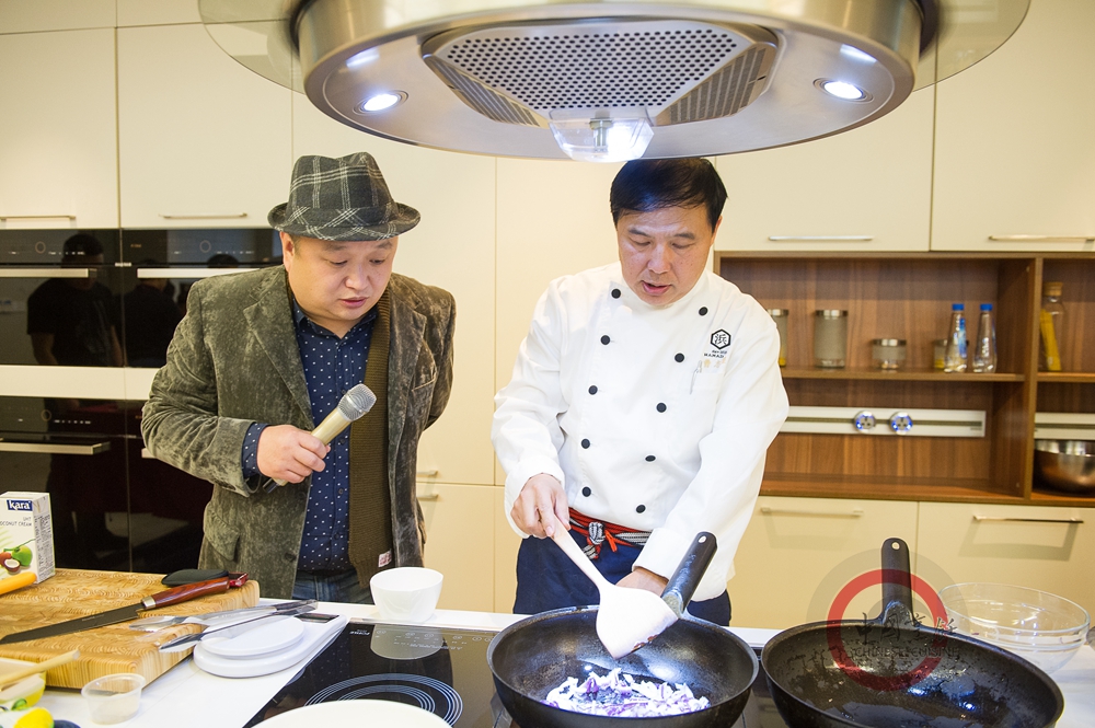 新加坡和合首席厨务总监曹志坚(右)制作日式蘑菇拌饭