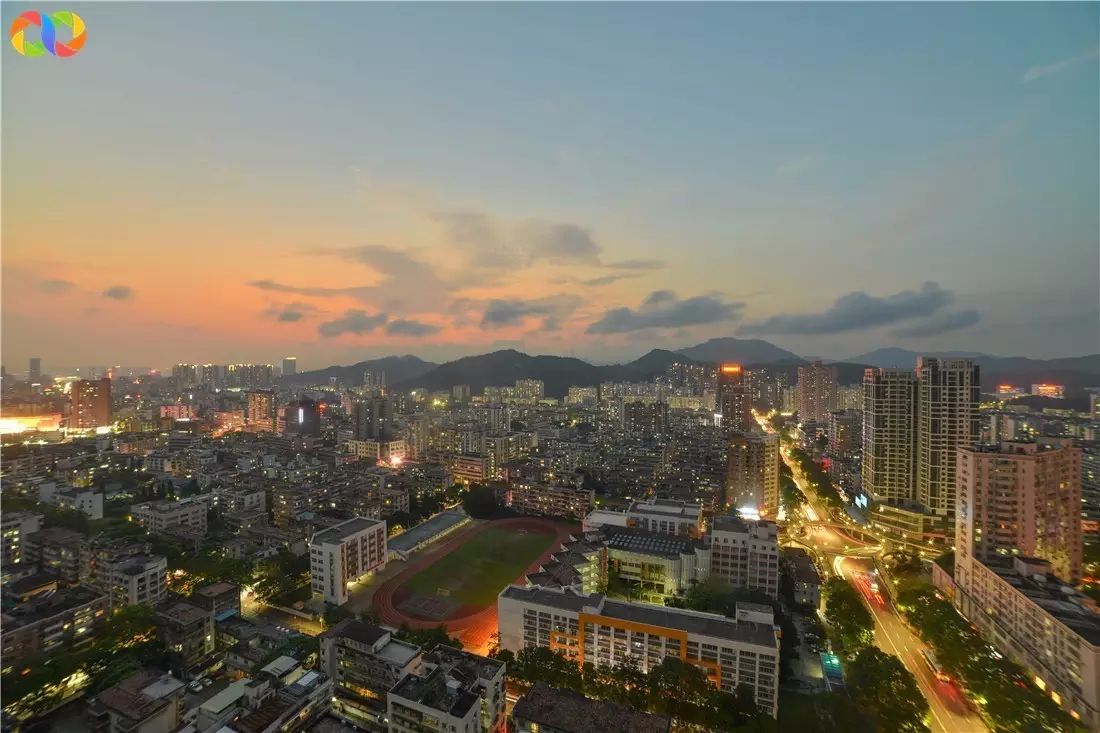 香湾街道辖区内有著名学院暨南大学珠海学院,著名旅游景观——圆明新