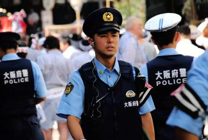 日本警察为何经常跪着办案?老警官们是这么说的.