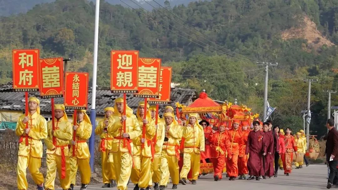 迎亲队伍有序地前往新娘家