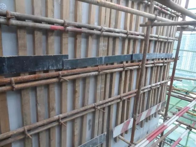 【建筑通】混凝土模板与保温层结合,fs外墙保温板施工