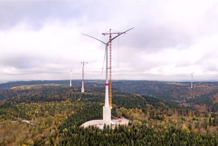 国外高塔架风力发电机组的技术研究和应用相对较早,从120米至160米的