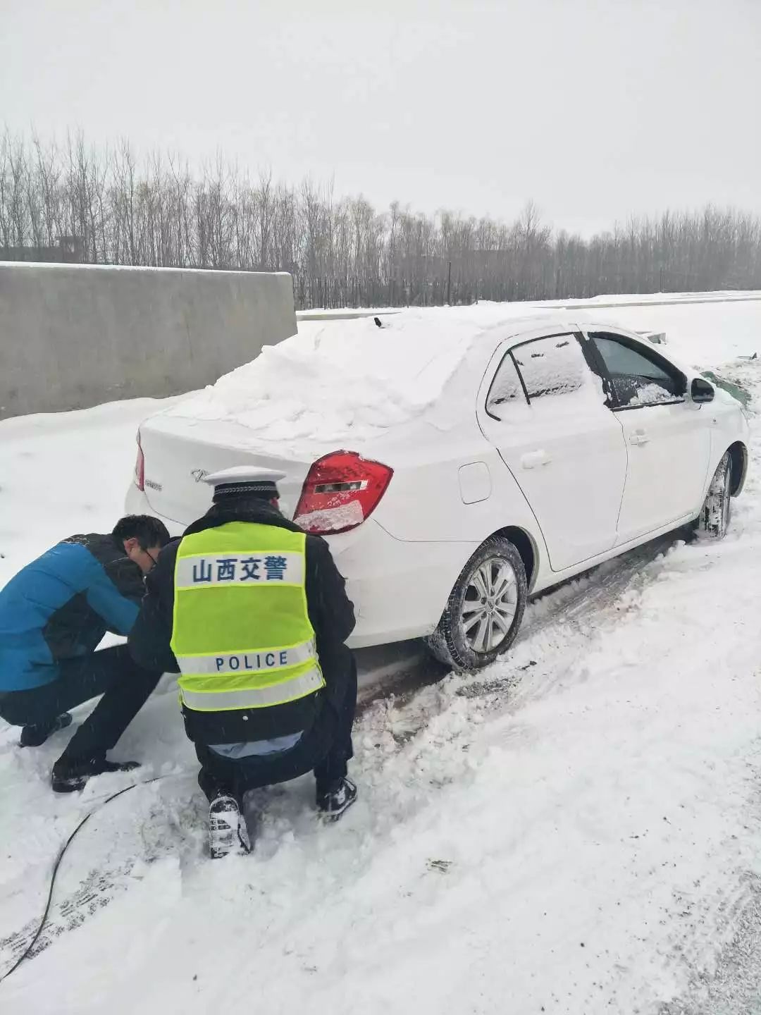 风雪路上,他们成为这座城市一抹亮眼的"荧光绿"!