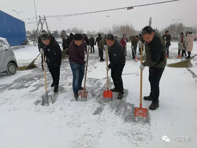 大雪如约而至定陶区组织干部群众清扫道路积雪保畅通