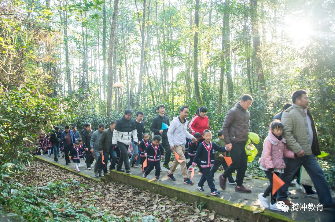 市第二幼儿园举行庆"元旦"亲子登山活动