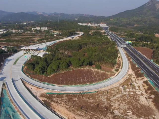 宁莞高速的通车 将大大拉近东山镇与潮州市城区的距离 潮漳高速公路的