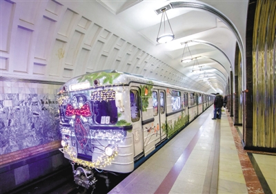 1月2日,在俄罗斯莫斯科,人们乘坐新年主题装饰的地铁列车出行.