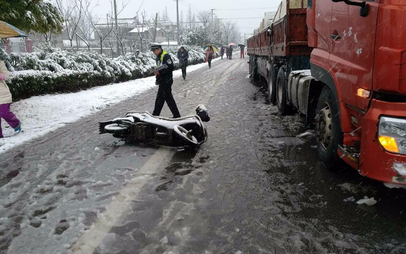 下雪啦!如皋交警发布雨雪天气出行安全提示!