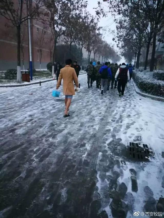 西安这所大学的男同学是真的勇士 下雪了还穿短裤拖鞋