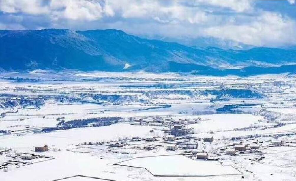 香格里拉女孩雪青赞叹,如果人间真的有天堂,一定是香格里拉雪景的模样