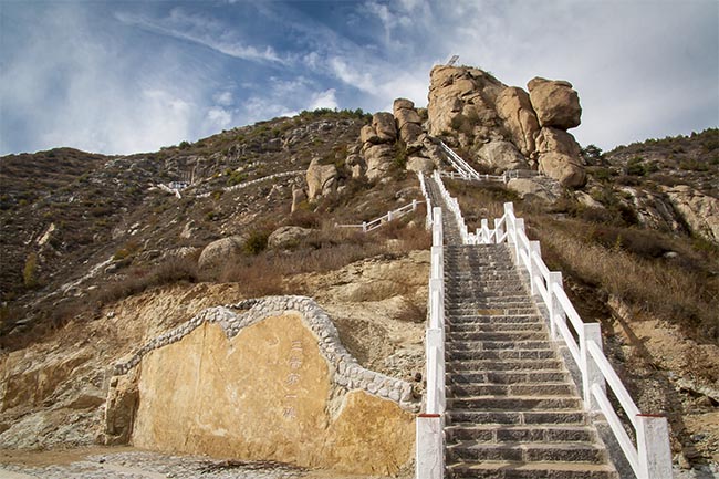 山西平顺:寺头村有10米高的石大门,上刻创建平顺县的史实