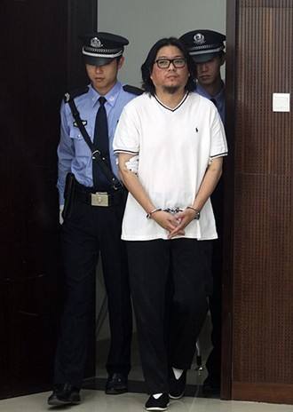 高晓松:2011年,高晓松因醉酒驾驶被判刑6个月,罚款四千元人民币.