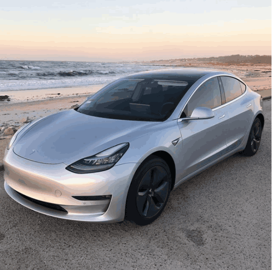 特斯拉model3刚交付就撞了, 车主抱怨它还有些小瑕疵