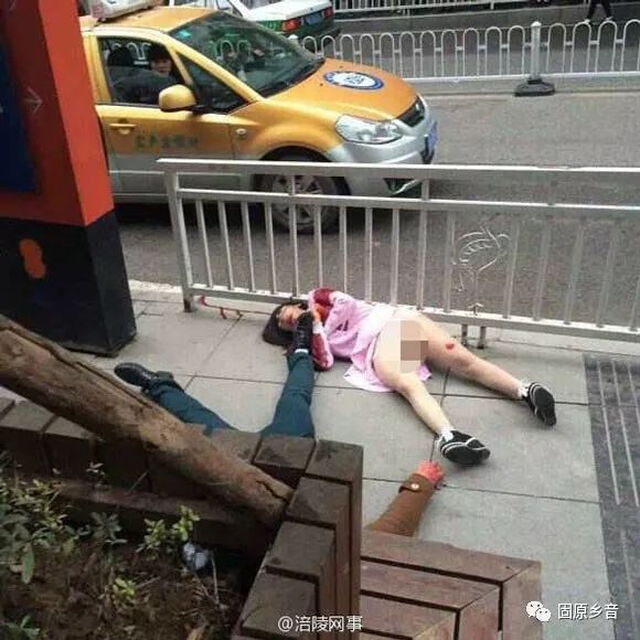 【法制栏目】重庆街头发生情杀案 男子刀捅女友后欲