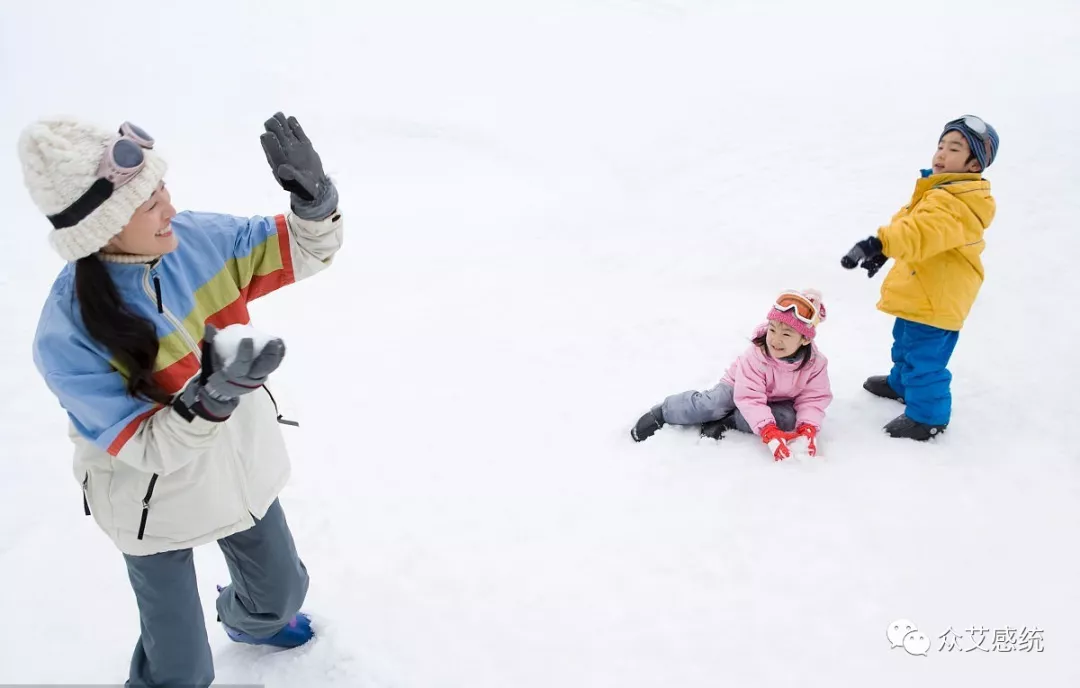 下雪了这样玩可以锻炼孩子运动协调能力