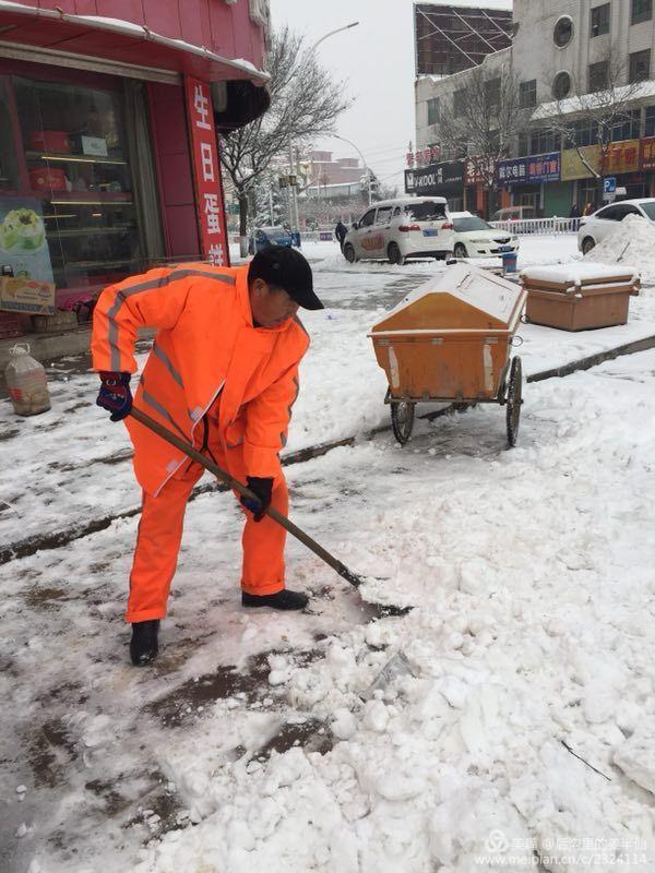 翼城:2018的第一场雪,环卫工人街头扫雪成为最亮的一道"风"景