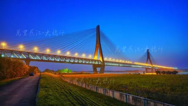 第一座长江大桥, 于 1995年12月26日通车,其西岸是安庆市枞阳市老洲镇