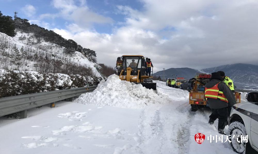 截至4日10时雅西高速栗子坪至拖乌山一线仍在飘小雪,交通双向管控持续