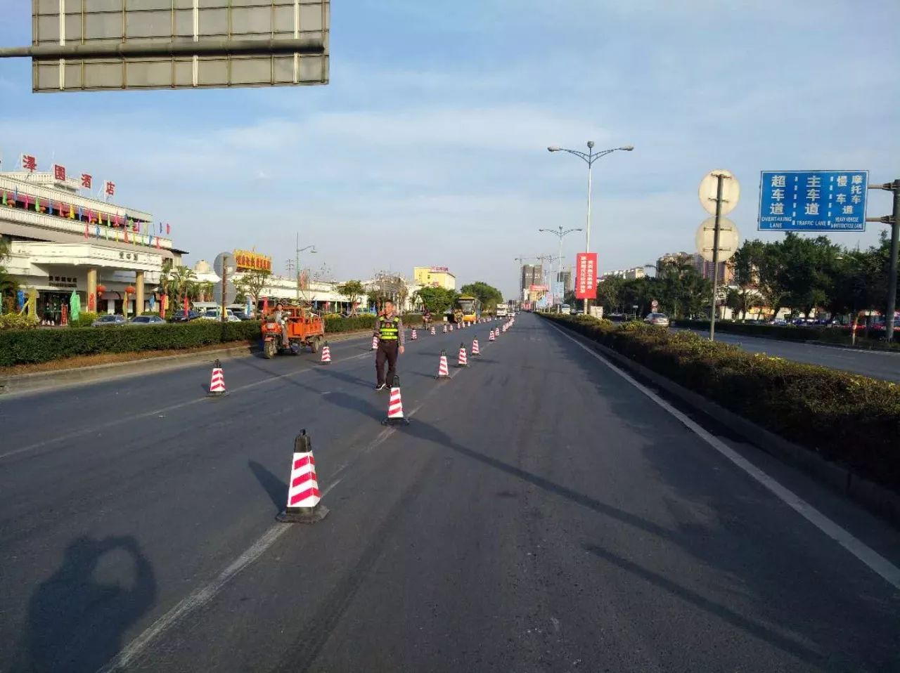各位司机注意325国道开平市徽环岛路段今日起施工实施交通管制措施