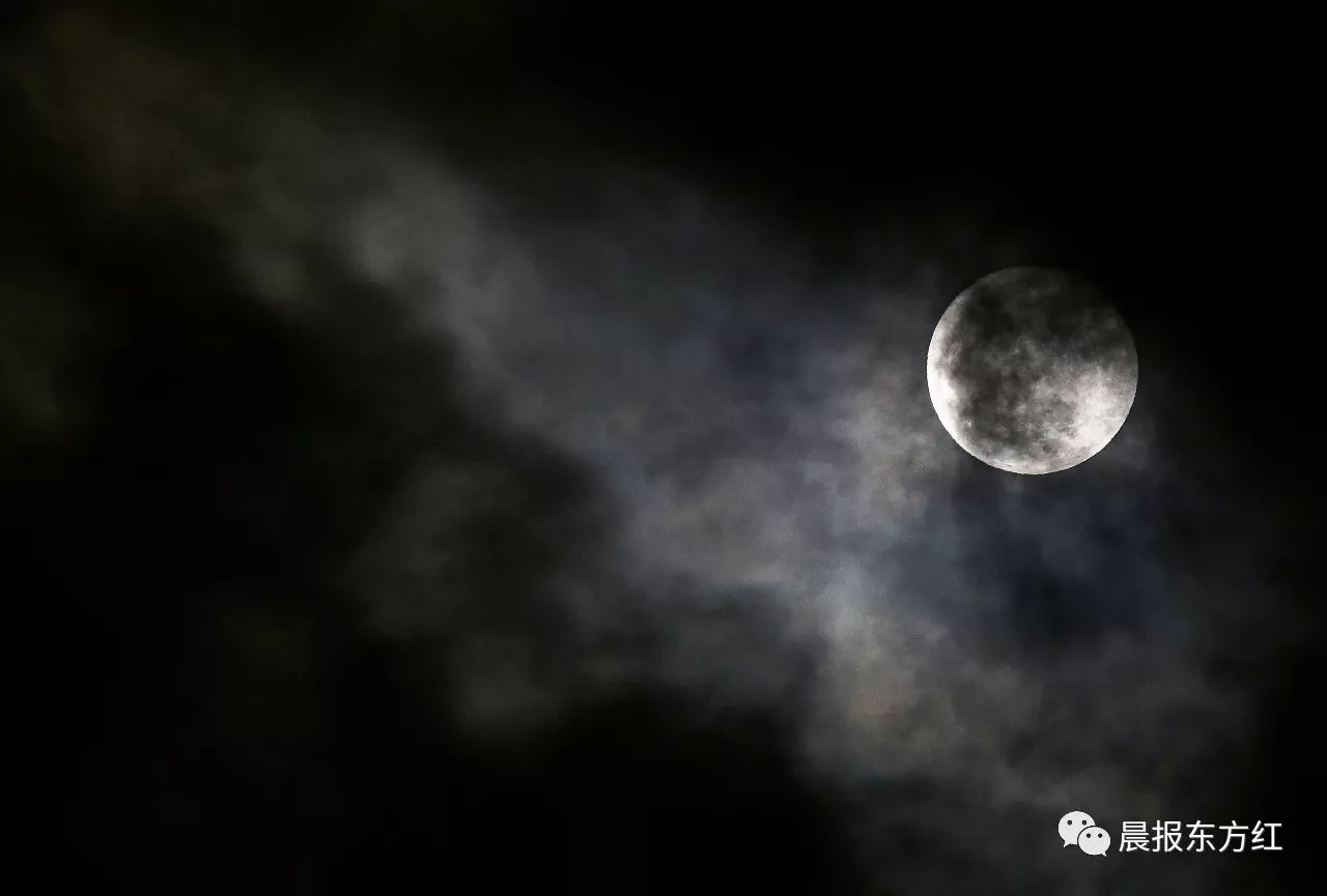 "超级月亮"指的是比通常的满月大14%,明亮30%的满月,在月球满月期最