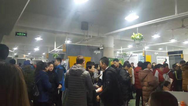 西安招聘会_大雪挡不住求职热情 就业市场依然僧多粥少(3)