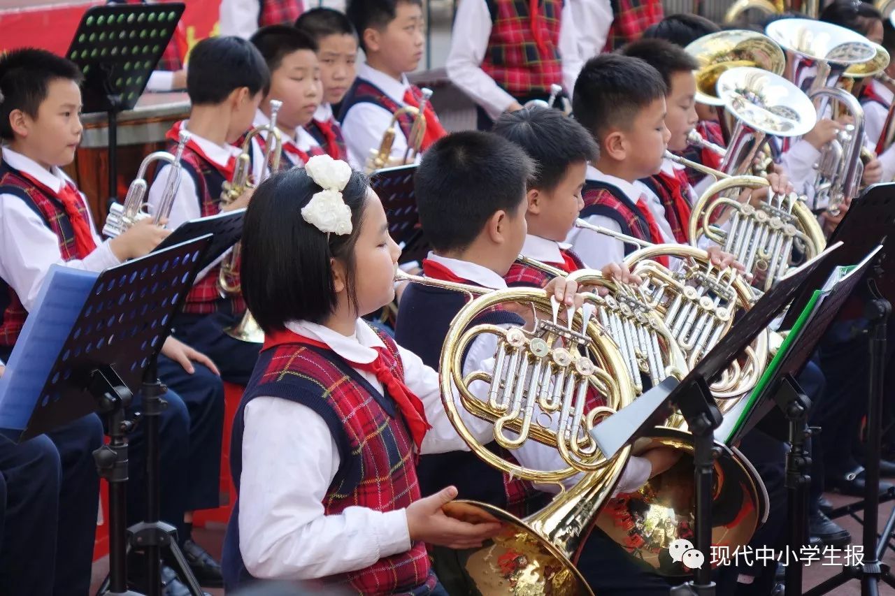 一段悠扬的旋律飘扬在广州市越秀区中星小学的操场上,中星小学管乐队