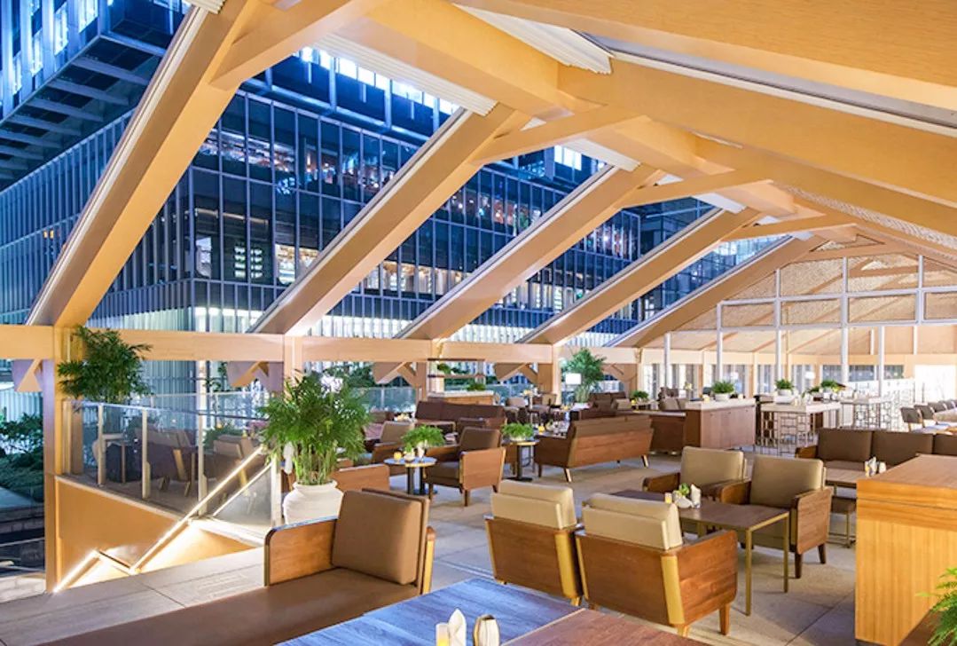calypso 餐厅结合了现代地中海菜系及酒廊概念,设计成独立两层楼玻璃