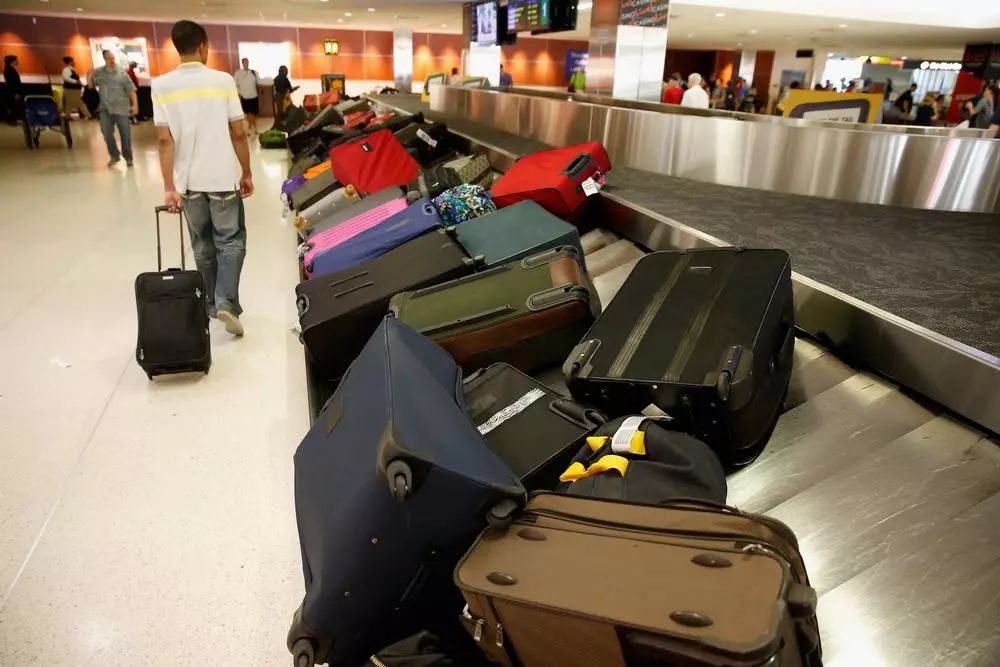 美国机场无人认领的行李这样处理最后去向出人预料