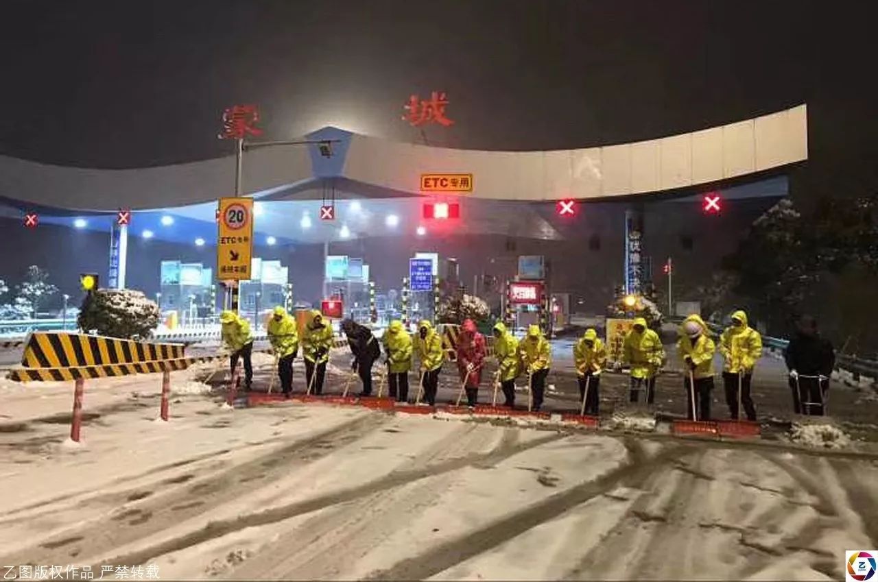 图为安徽蒙城高速公路工作人员在紧张铲雪,保畅通.