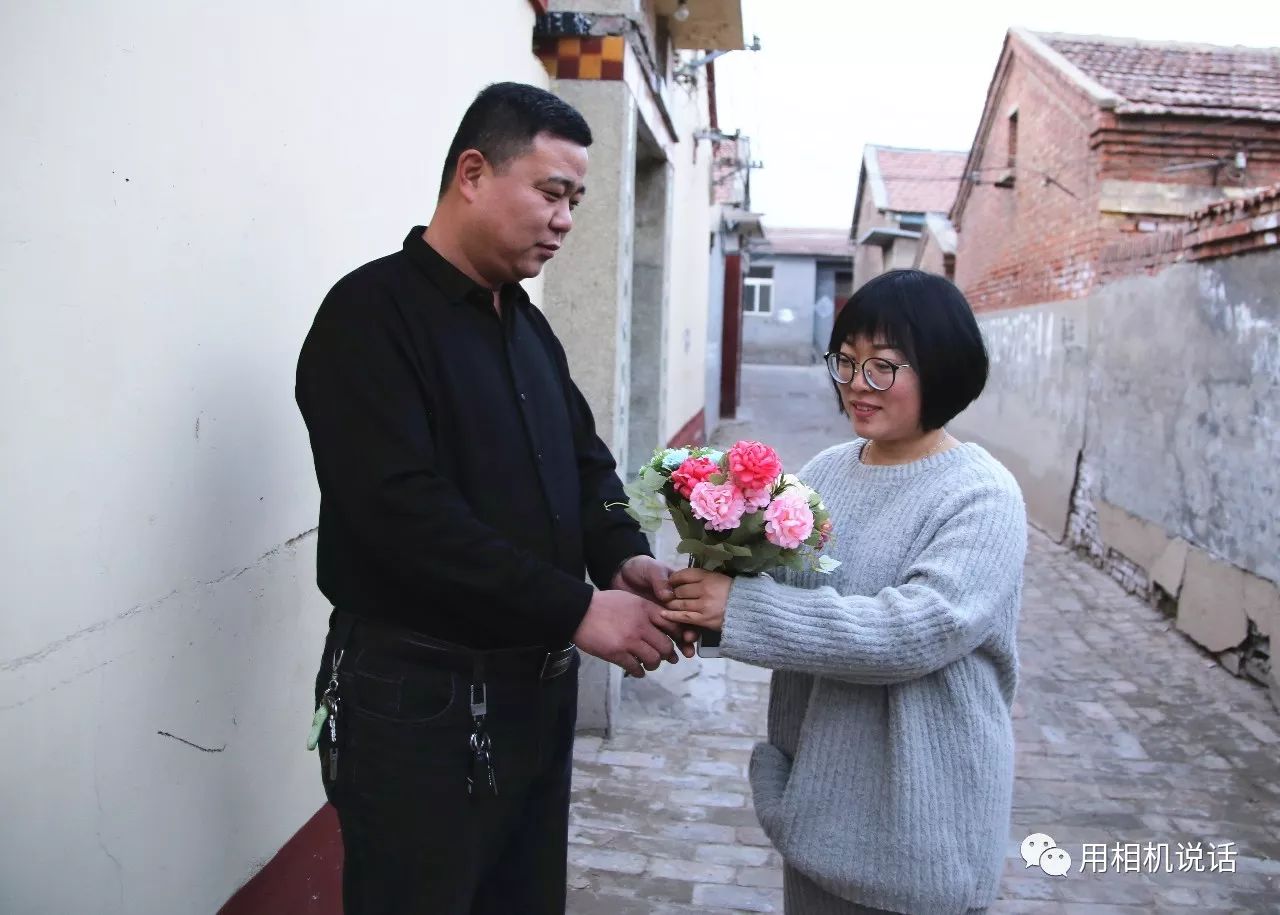 一束假花,让感情升华成爱情有一天,李九治真的来到了胡俊玲的"心语