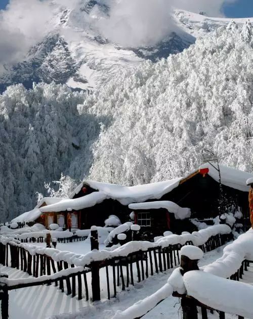 谈球吧体育穿过雾霭那一瞬的惊喜才是滑雪的终极目标！(图3)