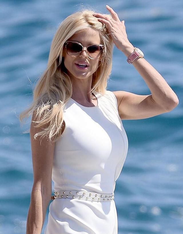 维多利亚·希斯特德法国戛纳海滩拍照,她的一袭白裙格外迷人