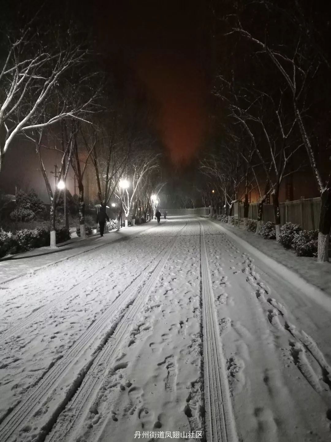 下雪路滑,出行请注意安全最后,再次提醒广大群众,为了你自己的安全和