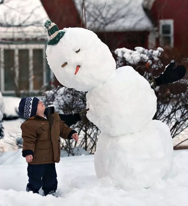 机械元素的雪人父子有想法的人这样堆雪人这是一个普通的雪人.