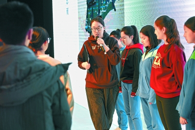 绝大部分学生模特是第一次走上t台,北京服装学院的老师"手把手"指导.