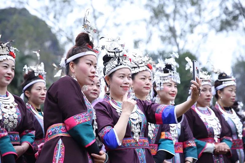 活动由侗族多耶舞开场,来自柳石路一小500名学生在龙潭艺术团指导老师