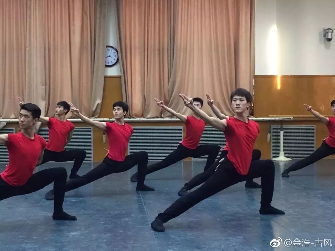 北京舞蹈学院专业考试周 北京舞蹈学院中国古典舞系大一男班身韵课