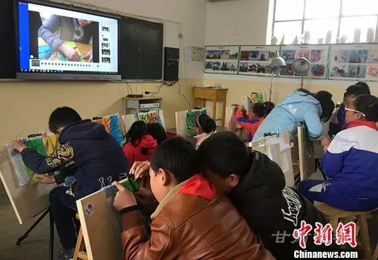 甘肃省定西市安定区宁远中心小学里,教室窗台边摆放着手工制作的树叶