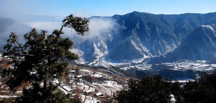 小相岭嵌于越西,喜德,冕宁三县,属大雪山支脉,北起石棉,南达西昌,绵延