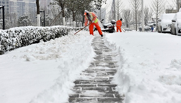 西安大雪过后出行困难.图片来源:视觉中国