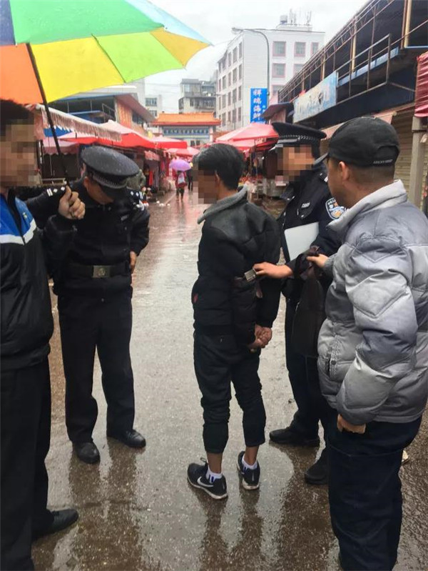 "毒虫"扒窃被抓现行 民警下班回家途中将其制服!