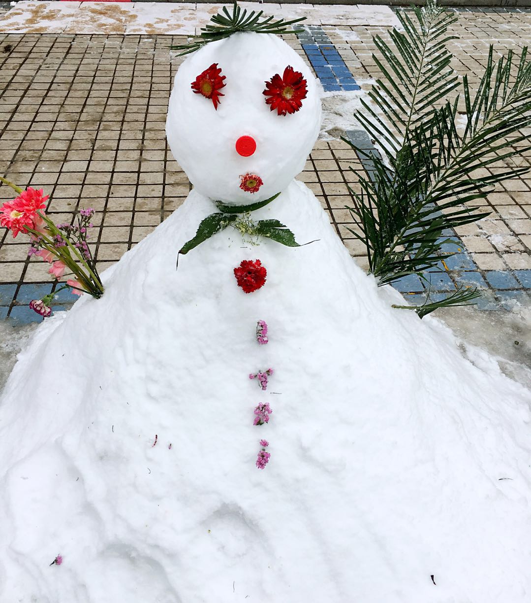 ": 马东明:雪人新娘,摄于曙光街西段一日用化妆品店门前