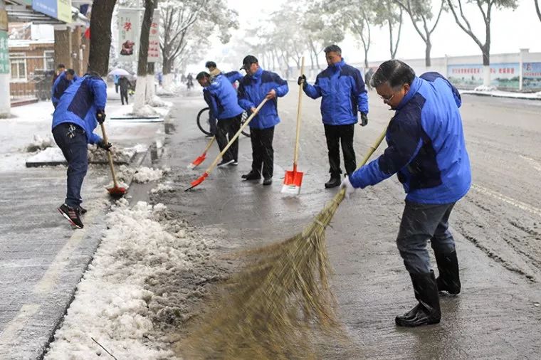 汗水让冰雪消融-区城管局全体干部职工扫雪行