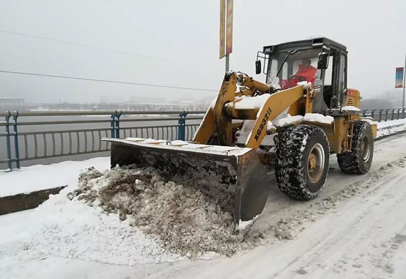 铲雪车在行动