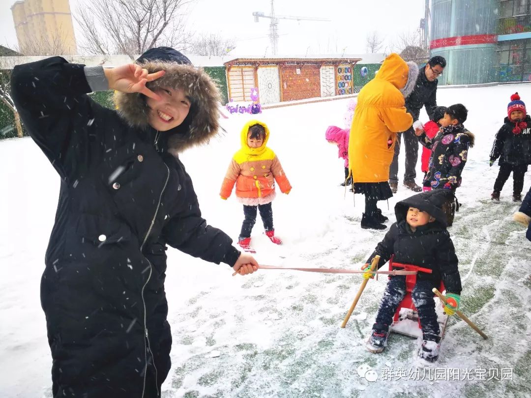 大雪飘落,天使起飞——雪中的幼儿和幼儿园