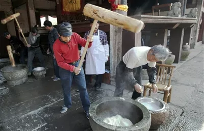 在日本,过新年有很多传统习俗, 可是制作年糕非常费力,在日本社会有